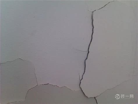 牆壁油漆剝落